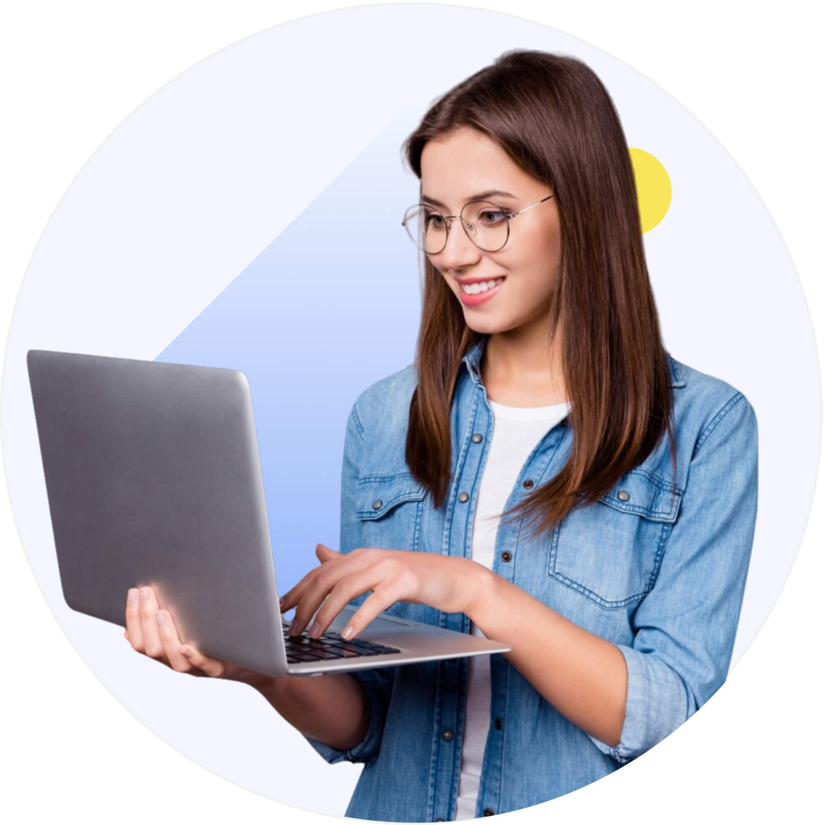 mulher de camisa jeans segurando um notebook enquanto aperta uma das teclas