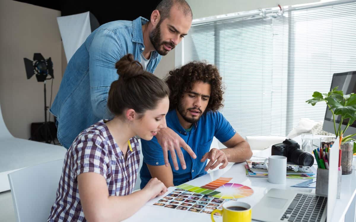 pessoas trabalhando em um computador